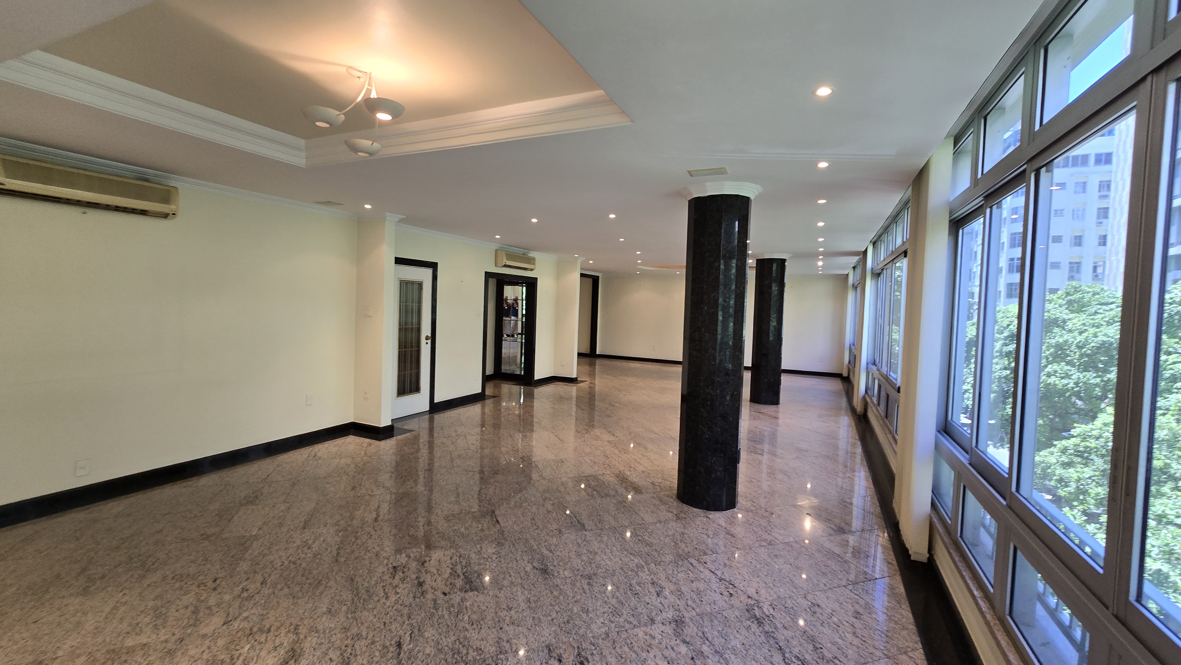 Large 4-Bedroom Apartment in Copacabana