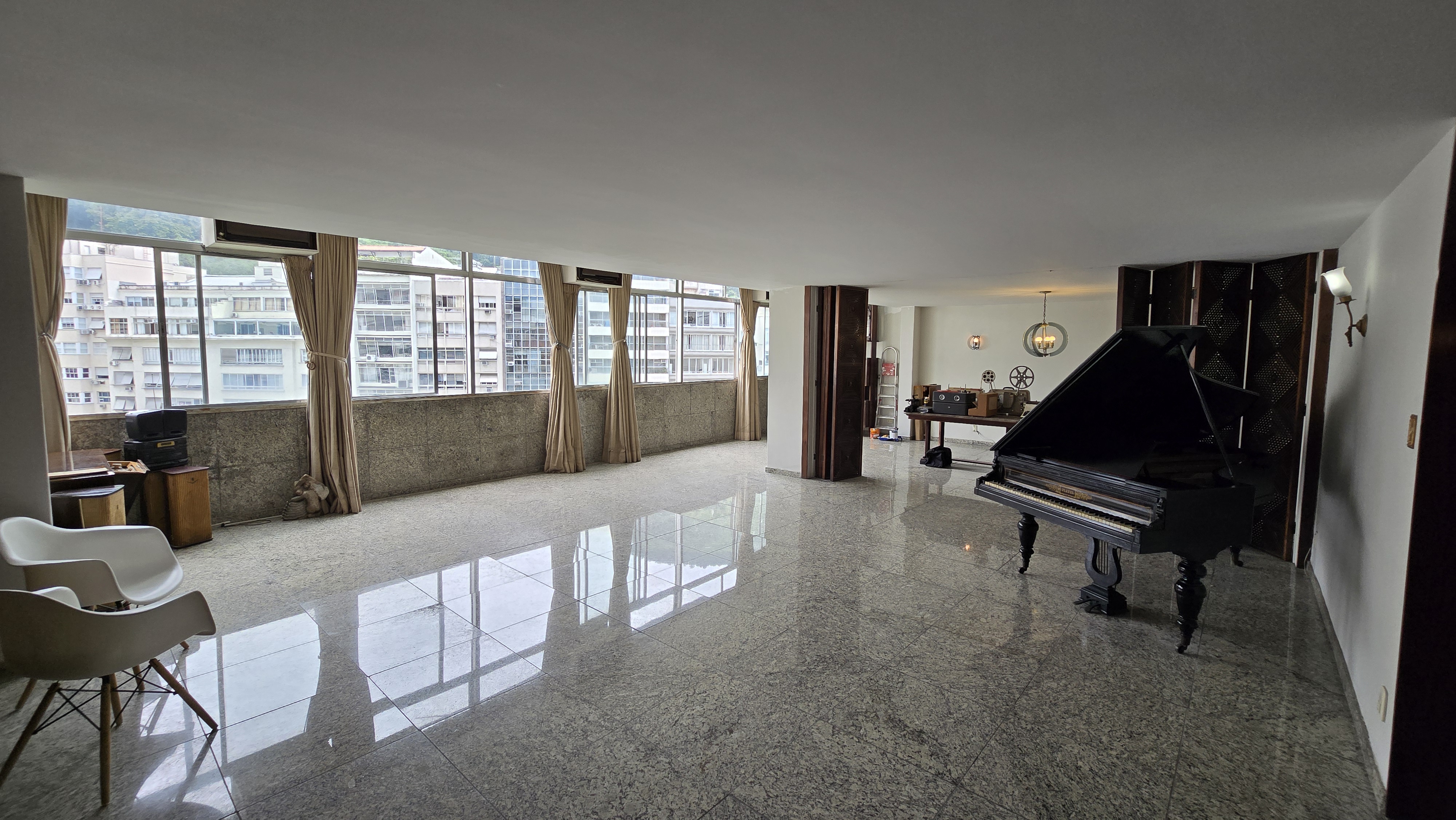 Elegant 4-Bedroom Full-Floor Apartment with Expansive Living Space in Copacabana